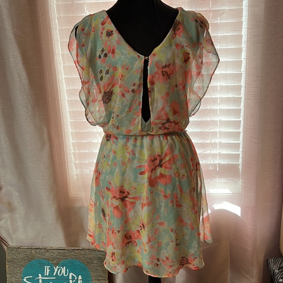 Mint green floral backless dress - Picture 2 of 2